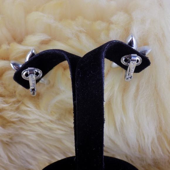 VINTAGE CROWN TRIFARI SILVER TONE FLOWER EARRINGS - Picture 4 of 6